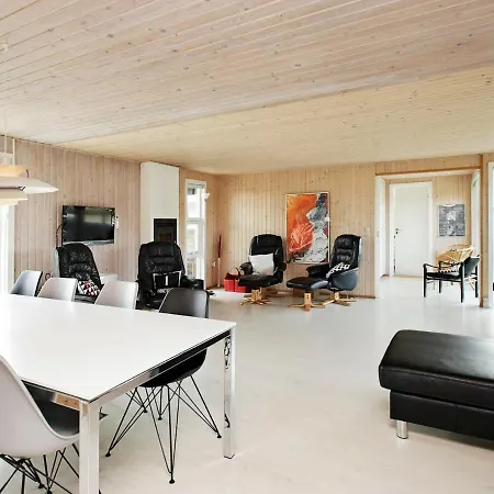 בית נופש Four-bedroom Holiday In Henne 2 *